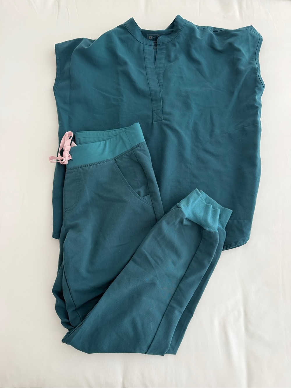 FIGS Caribbean Blue Scrub Set—XS Rafaela Top/ S Zamora Jogger Pants
